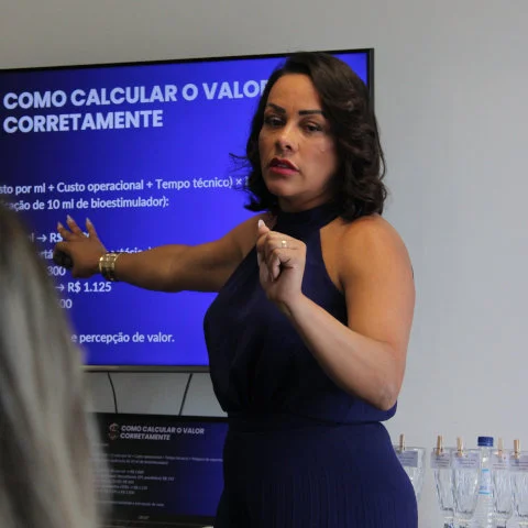 Instrutora demonstrando marcação 3D glútea para grupo de alunas atenciosas